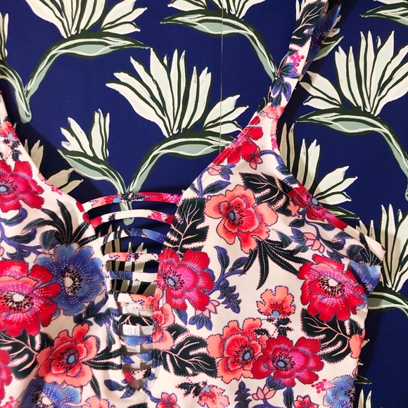 🌸 Floral One Piece 🌸 - Picture 3 of 3